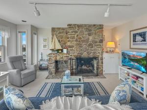 sala de estar con chimenea de piedra y TV en Perkins Cove Gem - Q934 Brought to you by GetAway Vacations, en Ogunquit 21 fotos más