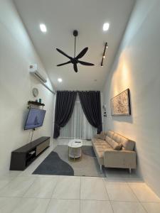 TV a/nebo společenská místnost v ubytování Villa Ammara Homestay