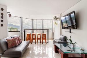 un salon avec un canapé, une table et des chaises dans l'établissement Rodadero Sol & Mar, à Gaira