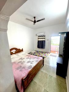 Ένα ή περισσότερα κρεβάτια σε δωμάτιο στο SRI DEVI Residency