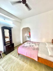 Ένα ή περισσότερα κρεβάτια σε δωμάτιο στο SRI DEVI Residency