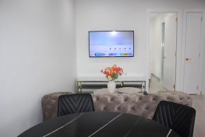 Μια τηλεόραση ή/και κέντρο ψυχαγωγίας στο Luxurious Two-Bedroom Granny Flat