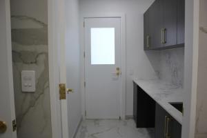 Ένα μπάνιο στο Luxurious Two-Bedroom Granny Flat +15 φωτογραφίες