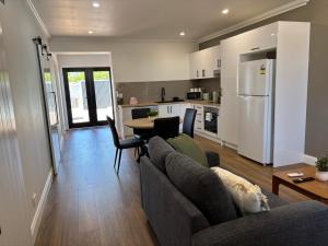 Η κουζίνα ή μικρή κουζίνα στο Twin Queen Room CBD Apartments