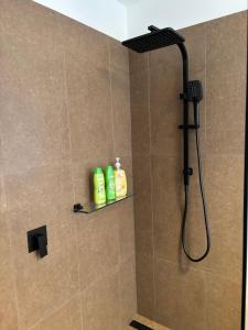 Ένα μπάνιο στο Twin Queen Room CBD Apartments +59 φωτογραφίες