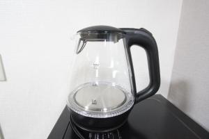 a black blender sitting on top of a table at HOTEL LUANA in IKEBUKURO HIGASHINAGASAKI in Tokyo