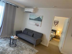 Гостиная зона в 2-bedroom Apartment +11 фотографий