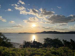 a view of the sun setting over the water at 뚠하우스3 in Samgong