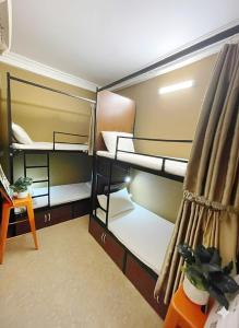 河内NOOK INN Hidden Gem Old Quarter的一间小房间,内设三张双层床