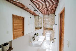 un baño con lavabo e inodoro en THE LOFT - Super Central General Luna, en General Luna 51 fotos más