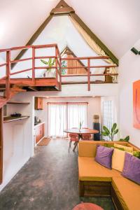 Una sala de estar con un sofá y un loft. en THE LOFT - Super Central General Luna, en General Luna