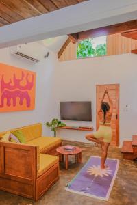 Una mujer baila sobre una alfombra en una sala de estar en THE LOFT - Super Central General Luna, en General Luna