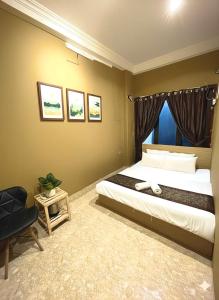 河内NOOK INN Hidden Gem Old Quarter的一间卧室，配有一张大床和一扇窗户。