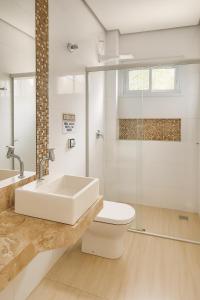 パルマスにあるPousada Graciosaの洗面台、トイレ、シャワー付きのバスルーム +25枚の写真