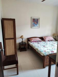 カンドリムにあるVilla Candolim Goaのベッドと椅子のある寝室