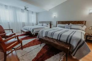 Ένα ή περισσότερα κρεβάτια σε δωμάτιο στο Stylish City Condo Near Top Restos & Nightlife