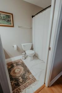 Ένα μπάνιο στο Stylish City Condo Near Top Restos & Nightlife +26 φωτογραφίες