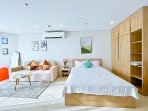 a bedroom with a bed and a couch at Căn Hộ The Sóng Condotel Vũng Tàu - Hao'sHomestay in Vung Tau