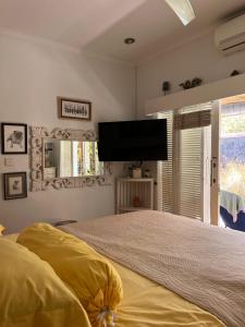 Un dormitorio con una cama y un televisor de pantalla plana. en Villa Harmony Moon, en Denpasar