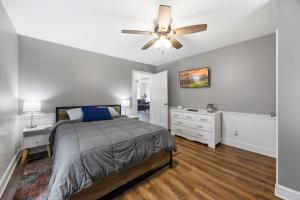 Postel nebo postele na pokoji v ubytování Cozy New Albany Home Near Vibrant Louisville