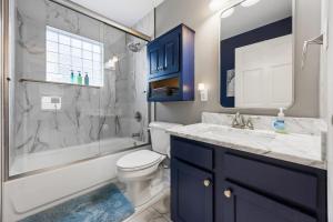 Koupelna v ubytování Cozy New Albany Home Near Vibrant Louisville