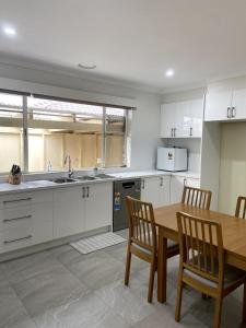 Kuchyň nebo kuchyňský kout v ubytování Beautiful house in the heart of Springvale!