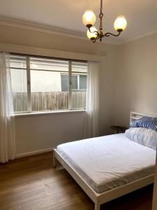 Postel nebo postele na pokoji v ubytování Beautiful house in the heart of Springvale!