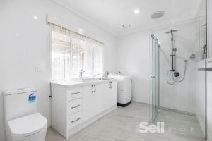 Koupelna v ubytování Beautiful house in the heart of Springvale!