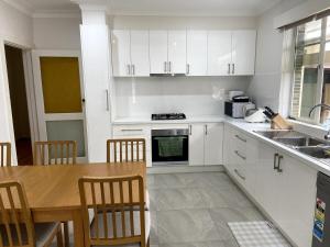 Kuchyň nebo kuchyňský kout v ubytování Beautiful house in the heart of Springvale! + 22 fotografií