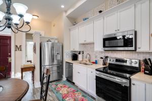 Kuchyň nebo kuchyňský kout v ubytování Modern Apartment Retreat Near Nulu Attractions