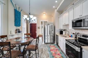 Kuchyň nebo kuchyňský kout v ubytování Modern Apartment Retreat Near Nulu Attractions