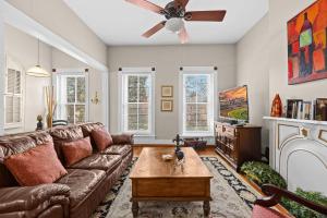 Posezení v ubytování Family-Friendly 2 Unit Retreat in Louisville