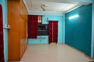 una cucina con pareti blu e tende rosse di Shivaytan a Varanasi