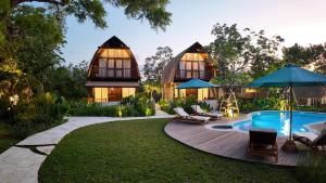 eine Villa mit Swimmingpool und ein Haus in der Unterkunft The Mahaloka Uluwatu in Bingin Beach