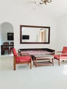 Μια τηλεόραση ή/και κέντρο ψυχαγωγίας στο Candolim Beach Apartments Goa