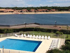 einen Pool mit Liegestühlen und Strand in der Unterkunft Appartement T3 pour 6 pers. avec terrasse et accès piscine - FR-1-857-1 in Vieux-Boucau-les-Bains