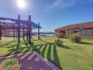 a wooden pergola in a yard next to a building at Charmant T2 à Vieux-Boucau, 4 pers, parking - FR-1-857-5 in Vieux-Boucau-les-Bains