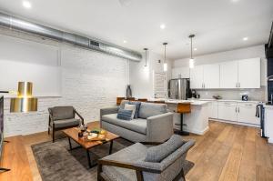 uma sala de estar com um sofá e cadeiras e uma cozinha em The Saddlery - Showroom - Walk to Broadway em Nashville