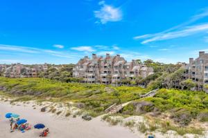 een luchtzicht op een resort met mensen op het strand bij WS4403: 4403 Windswept in Kiawah Island