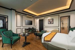 TV a/nebo společenská místnost v ubytování Grand Hanoi Boutique Hotel