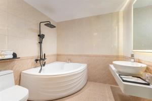 Koupelna v ubytování Grand Hanoi Boutique Hotel