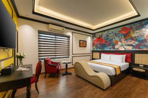 TV a/nebo společenská místnost v ubytování Grand Hanoi Boutique Hotel + 21 fotografií