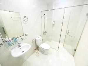 un bagno con wc, doccia e lavandino di Diamond Suite Apartment ad Ho Chi Minh Altre 76 foto