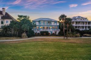 una grande casa blu con un prato davanti di OP58: 58 Ocean Point a Isle of Palms