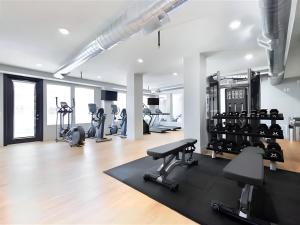 214 North Temple CondominiumModern Downtown 2BR 2BA with City Views Fire Pit Walk to Delta Center的健身房设有跑步机和健身器材