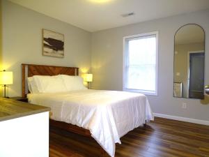 Un dormitorio con una cama y una ventana grande en Quiet and Comfortable 2 BD Duplex, en Salem