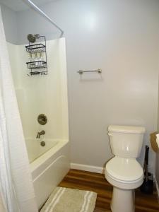 un baño con inodoro y bañera en Quiet and Comfortable 2 BD Duplex, en Salem