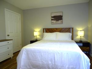 Un dormitorio con una gran cama blanca con dos lámparas. en Quiet and Comfortable 2 BD Duplex, en Salem 12 fotos más