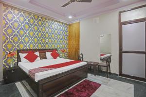 a bedroom with a bed with a colorful wall at Hotel O Metro Inn in Noida