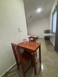 ティシミンにあるDepartamento AF 1の部屋の中の木製のテーブルと椅子